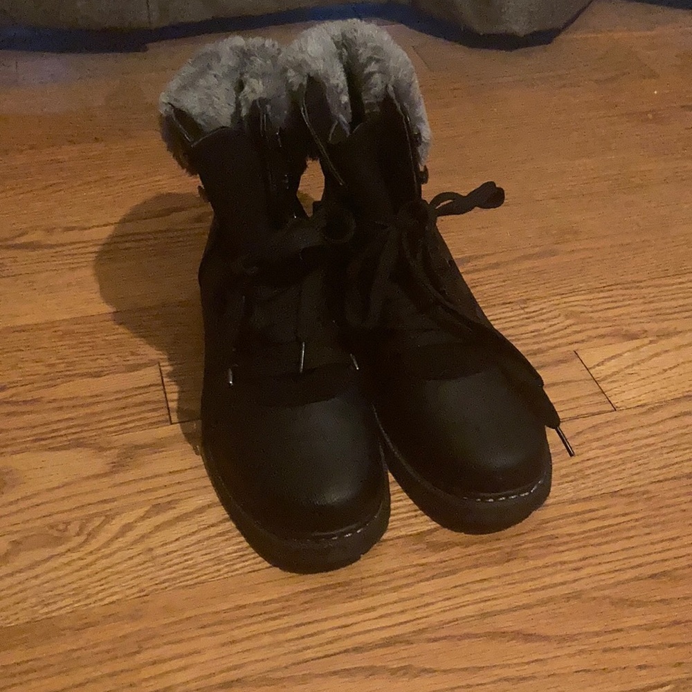 Black boots with gray faux fur